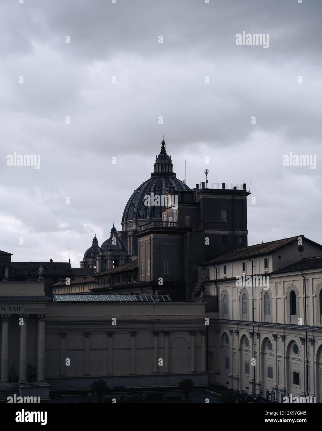 Una splendida vista della storica Basilica di San Pietro dal Vaticano Foto Stock