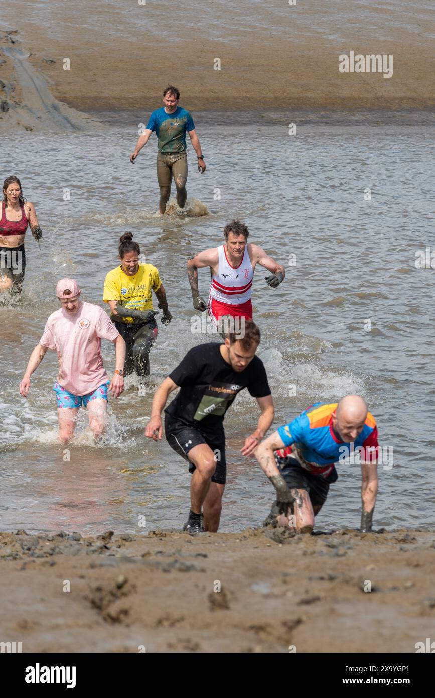 James Cracknell tra i primi corridori che prendono parte alla Maldon Mud Race a Maldon, Essex, nel Regno Unito, nel fango del fiume Chelmer. Tradizionale evento di beneficenza Foto Stock