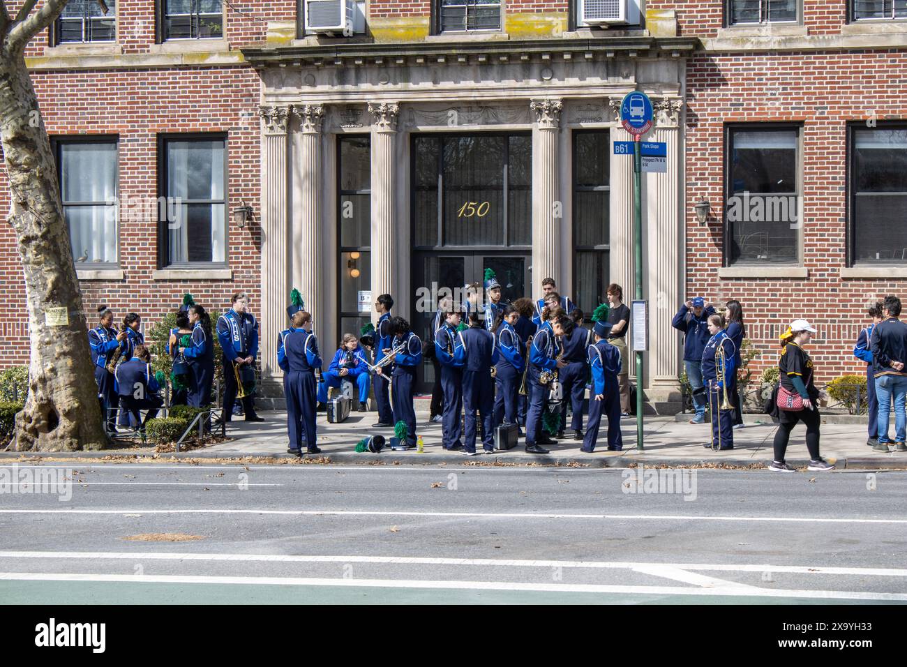 La banda FHHS si sta preparando per la sfilata nel centro di New York Foto Stock