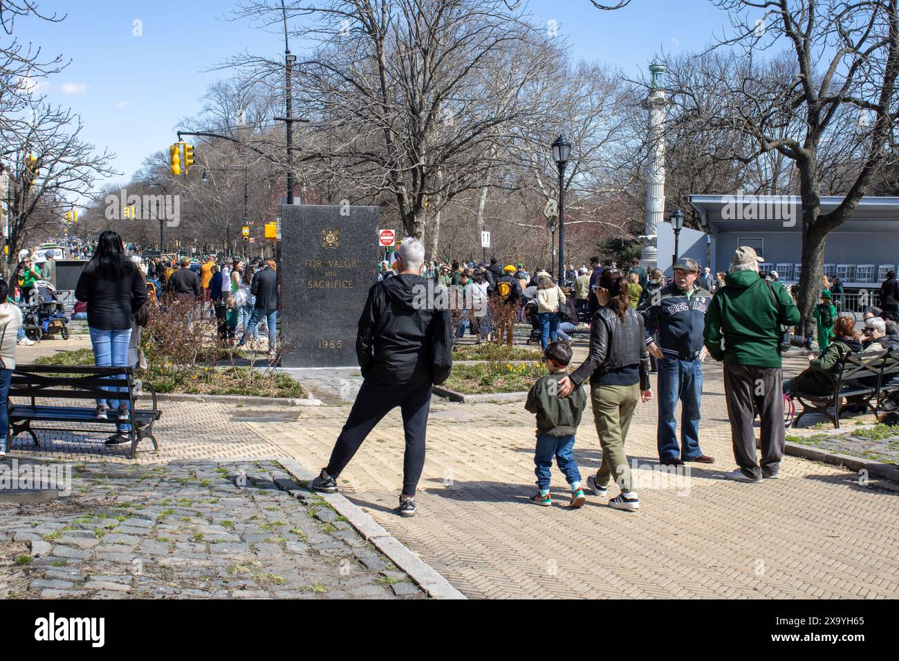 Un grande gruppo di individui si riunì intorno al Prospect Park War Memorial a Brooklyn, New York Foto Stock