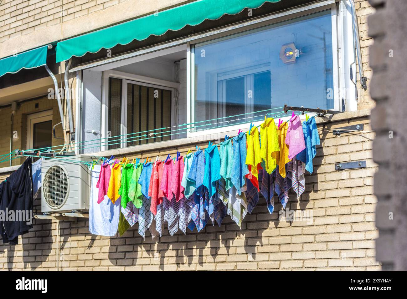 Asciugamani da cucina di uno chef o di un ristorante appesi su una stoffa, asciugati al sole. Foto Stock