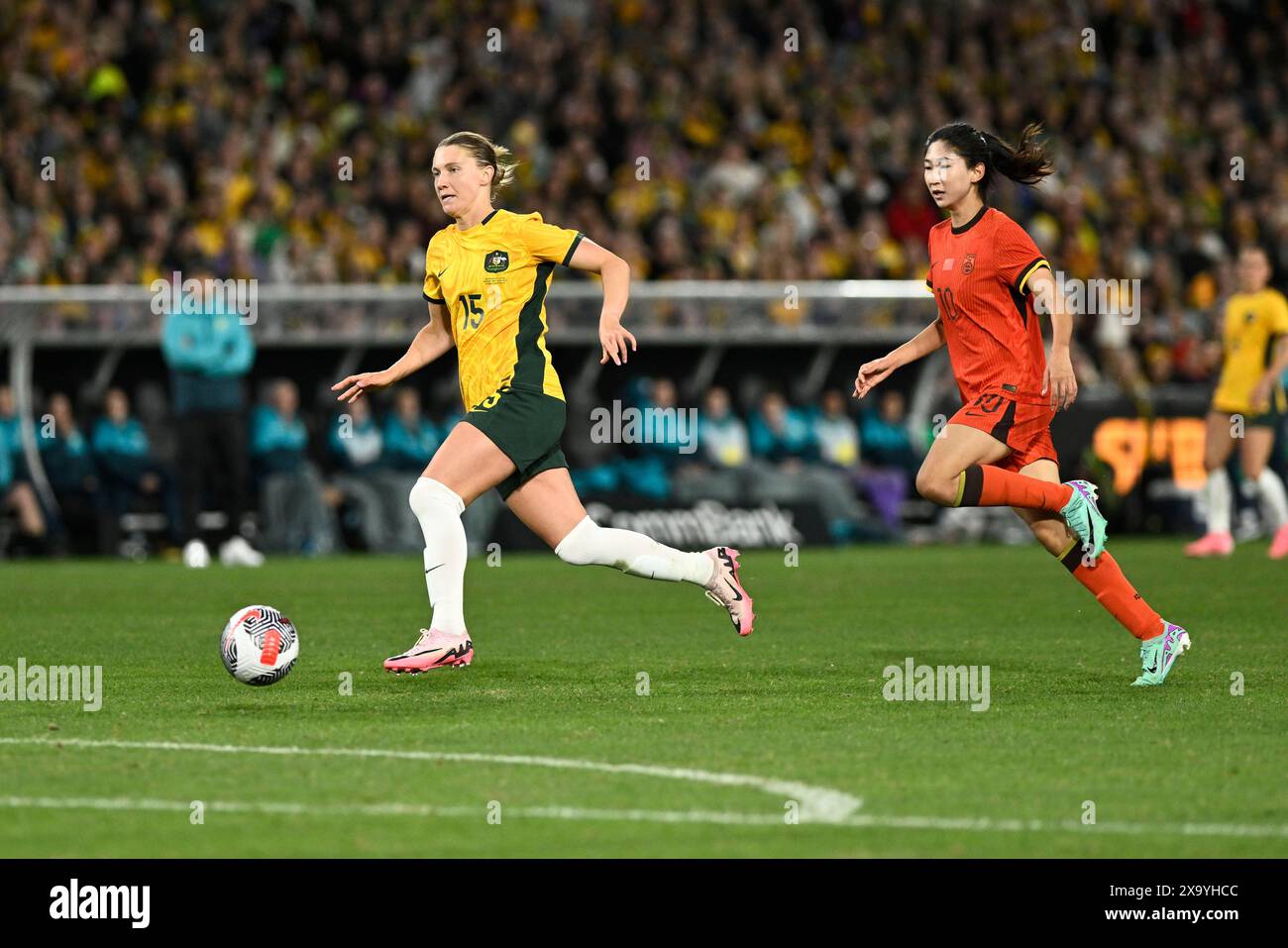 Sydney, NSW, Australia. 3 giugno 2024; Accor Stadium, Sydney, New South Wales, Australia: Women International Football Friendly, Australia contro Cina; Clare Hunt of Australia si riorganizza in difesa mentre Wang Yanwen of China PR insegue Credit: Action Plus Sports Images/Alamy Live News Foto Stock