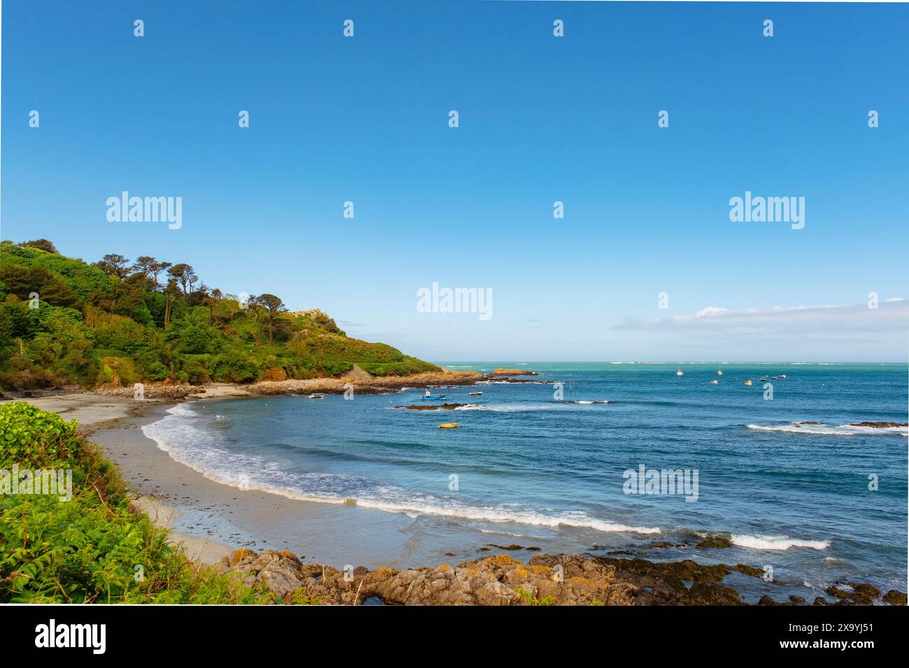 Vista delle barche del porto di Portelet e della baia sulla spiaggia sabbiosa sulla costa occidentale. Torteval, Guernsey, Isole del Canale, Regno Unito, Gran Bretagna Foto Stock