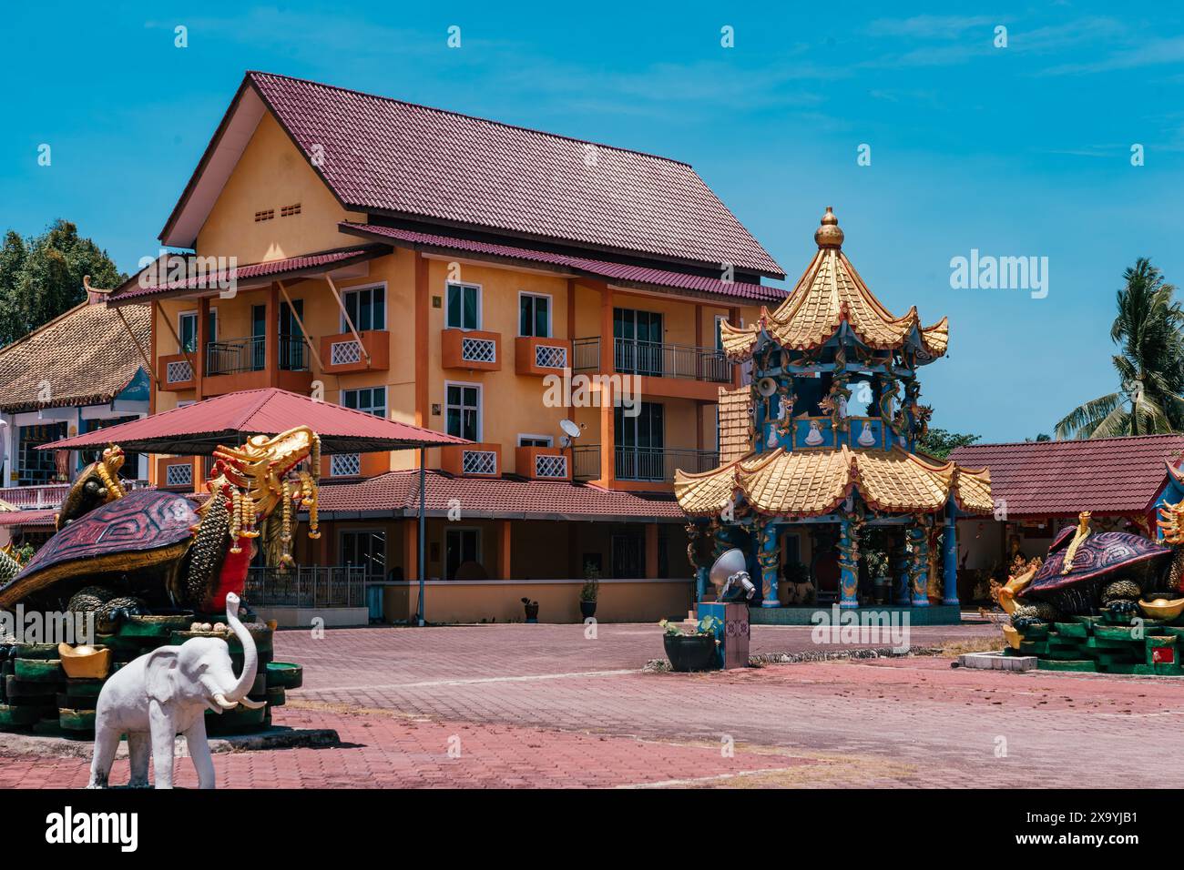 Wat Phothikyan Phutthaktham Thai White Buddha Statue Monastery a Kota Bharu, Malesia Foto Stock