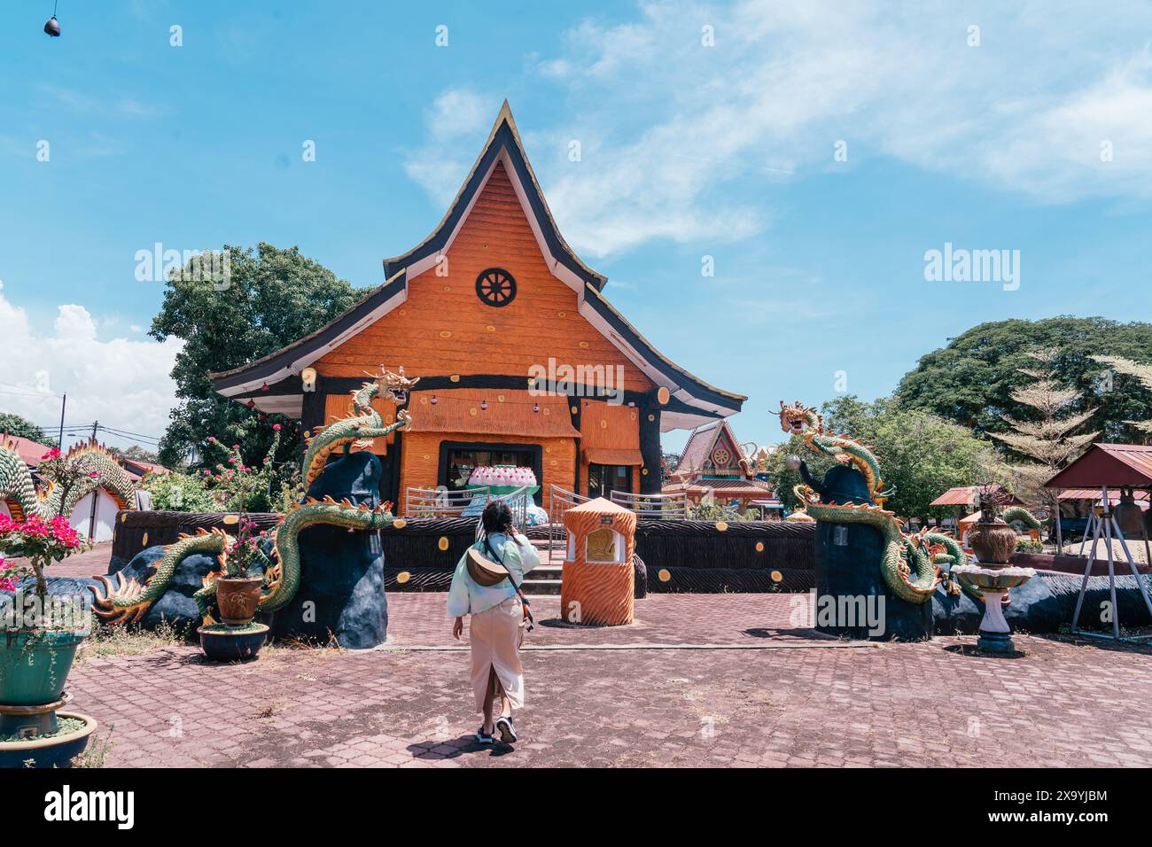 Kota Bharu, Malesia - 17 ottobre 2024 : Una donna in visita al monastero della statua del Buddha bianco tailandese di Wat Phothikyan Phutthaktham a Kota Bharu, Malesia Foto Stock