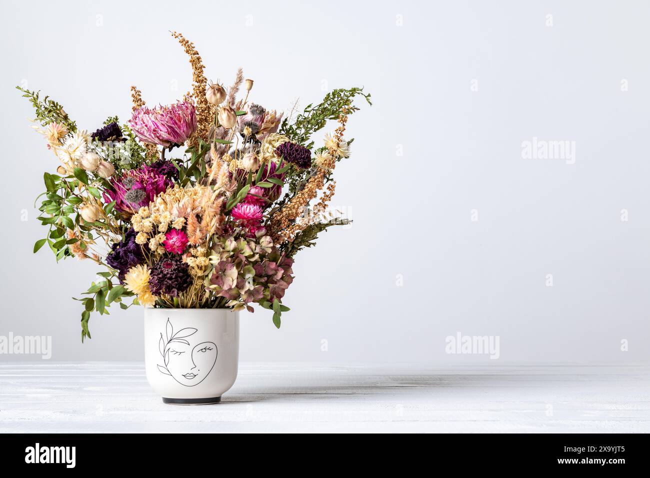 Fiori secchi. Floristeria sostenibile. Decorazioni per la casa con fiori secchi. Foto Stock