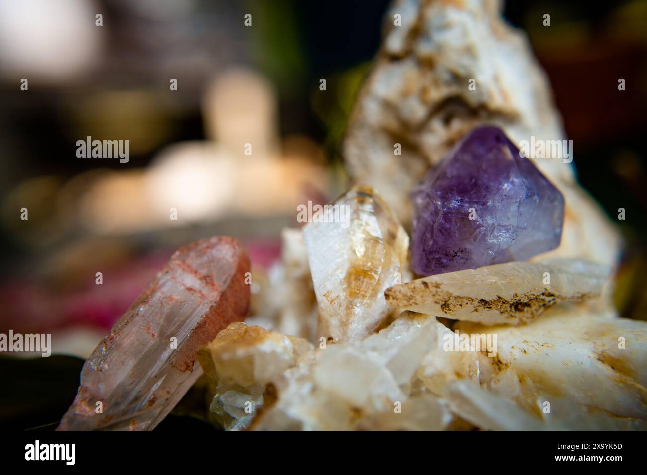 Una composizione con rocce minerali e pietre cristalline, guarigione olistica, energia cristallina Foto Stock
