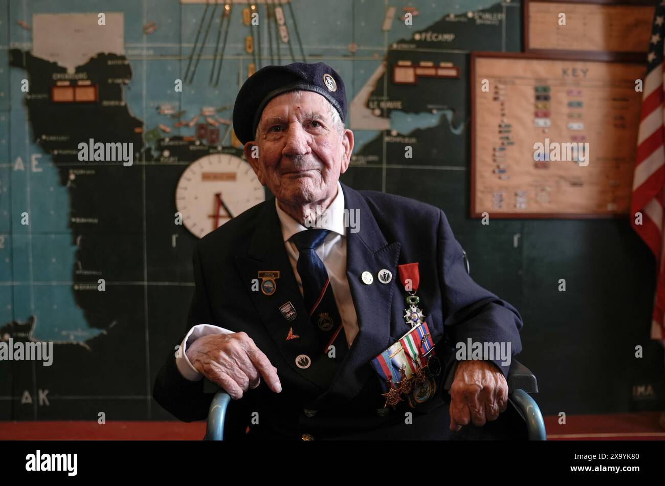 Il veterano della Normandia George Chandler, 99 anni, posa per una fotografia nella sala Mappa di Southwick House, durante un evento ospitato dallo Spirit of Normandy Trust e D-Day Revisited a Southwick House, il centro nevralgico delle operazioni del D-Day 80 anni fa, vicino a Portsmouth, Hampshire. Martedì i veterani del D-Day e della Normandia viaggeranno in traghetto per la Francia per prendere parte alle commemorazioni per celebrare il 80° anniversario del D-Day di giovedì. Data foto: Lunedì 3 giugno 2024. Foto Stock