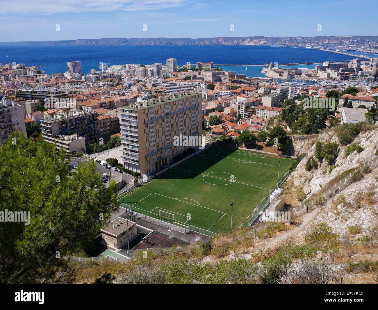 Vista di Marsiglia dalla piattaforma di osservazione della basilica di Notre-Dame de la Garde. Foto Stock