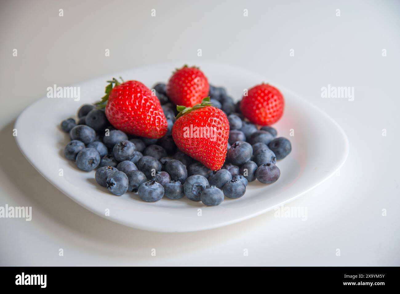 I mirtilli e fragole in un piatto da portata. Foto Stock