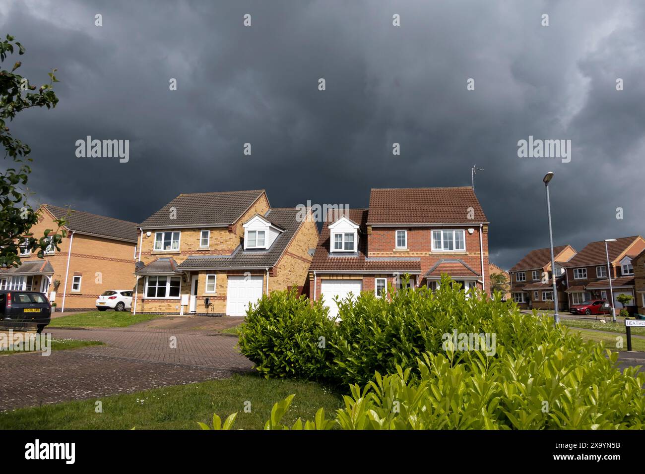 Nuvole di tempesta che si radunano su Cherry Willingham, Lincoln, Lincolnshire, Inghilterra, Regno Unito Foto Stock