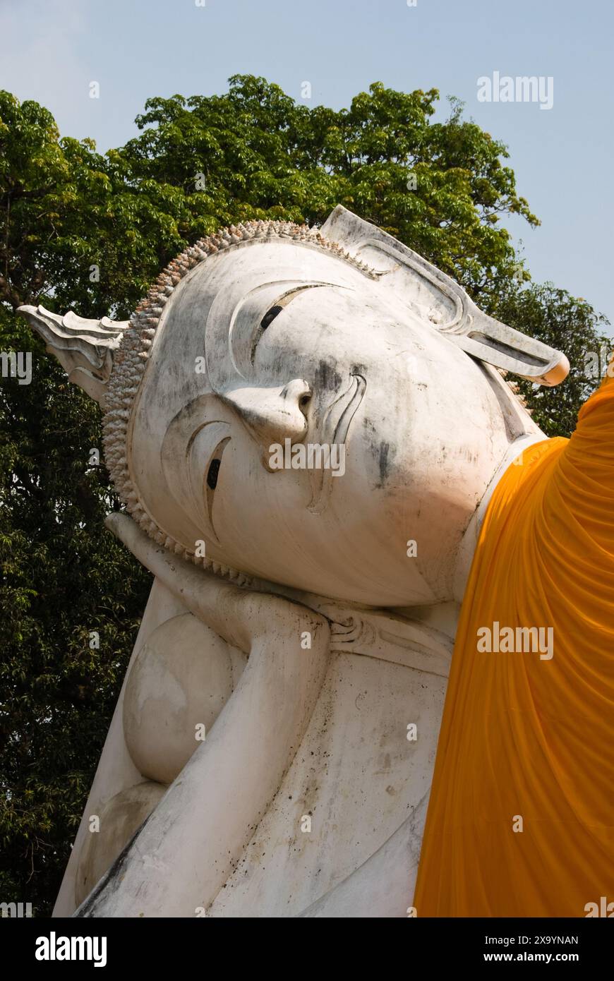 Una grande statua di Buddha sdraiata al tempio Wat Khun Inthapramun, Thailandia. Foto Stock