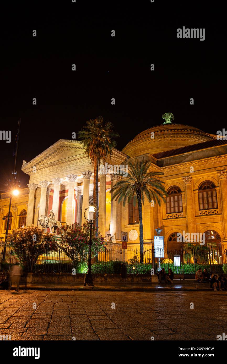 Teatro massimo Vittorio Emanuele, Teatro dell'Opera di notte, Palermo, Sicilia Foto Stock