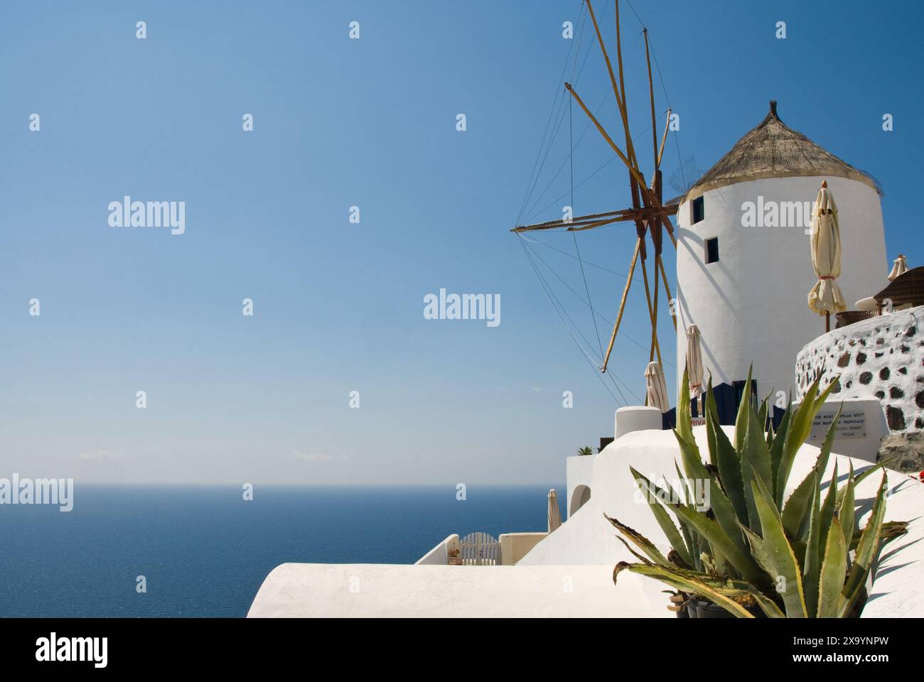 Un mulino a vento sulla riva di Oia, in Grecia Foto Stock