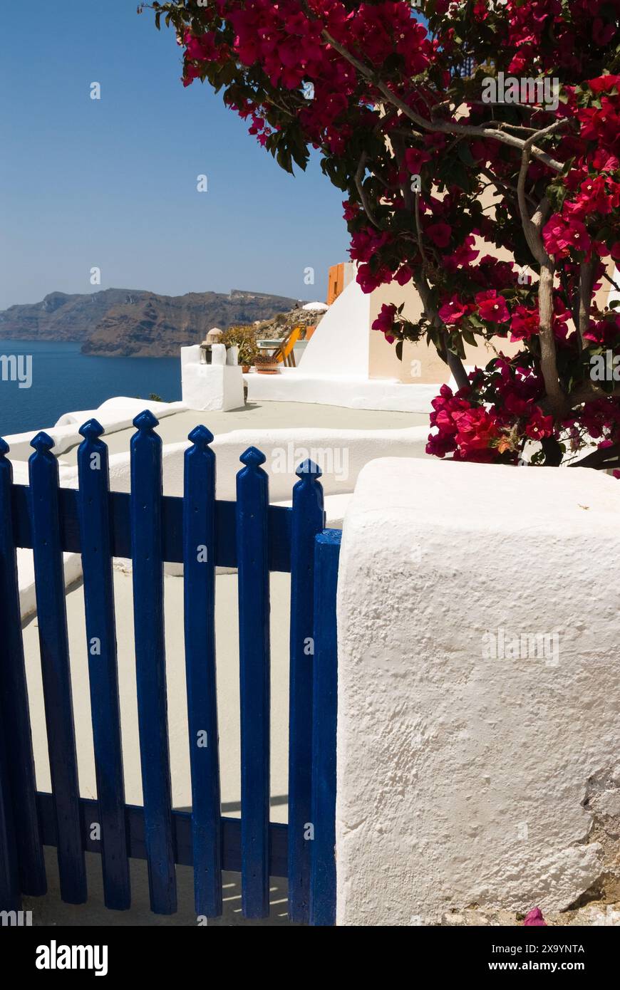 Una vista panoramica degli edifici bianchi di Oia, Grecia Foto Stock