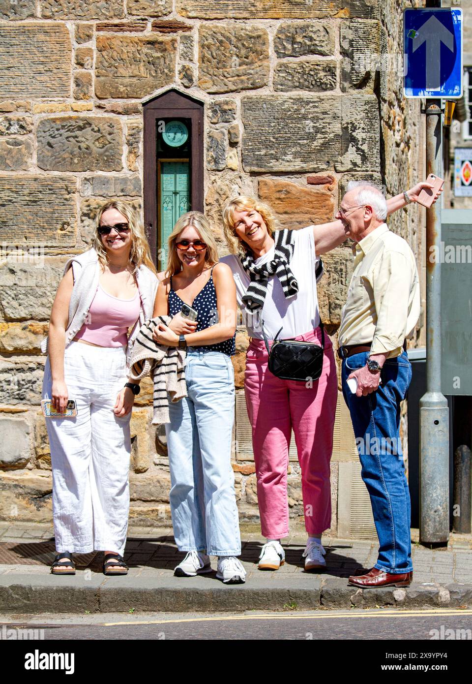St Andrews, Fife, Scozia, Regno Unito. 3 giugno 2024. Meteo nel Regno Unito: St Andrews sta vivendo un'incredibile ondata di caldo all'inizio di giugno, con temperature fino a 25 °C.. Sia la gente del posto che i turisti si divertono mentre trascorrono la giornata godendosi il tempo estivo nel centro della città. Crediti: Dundee Photographics/Alamy Live News Foto Stock
