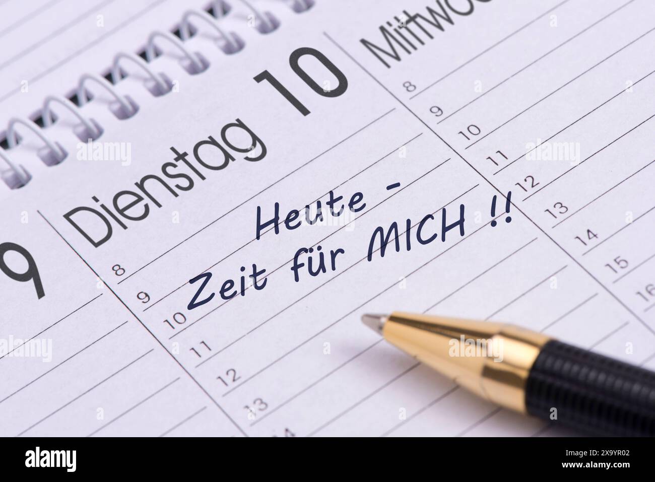 Terminkalender mit Eintrag für - Heute Zeit für mich in einem Kalender ist ein Termin vorgemerkt für - Heute Zeit für mich, ein Kugelschreiber liegt d Foto Stock