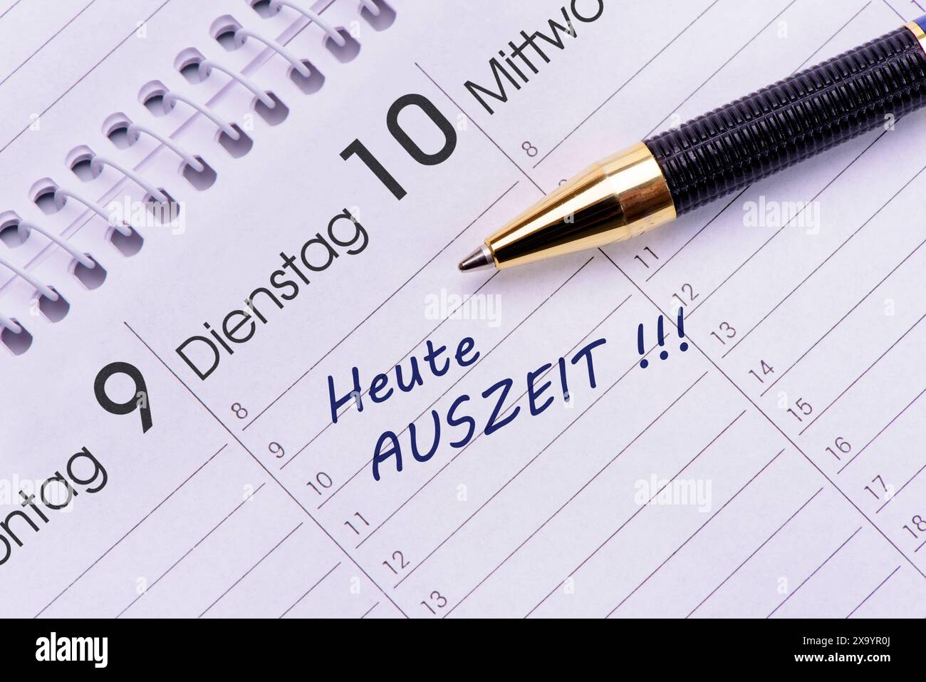 Terminkalender mit Eintrag für HEUTE AUSZEIT in einem Kalender ist ein Termin vorgemerkt für HEUTE AUSZEIT, ein Kugelschreiber liegt darauf. *** Appoi Foto Stock