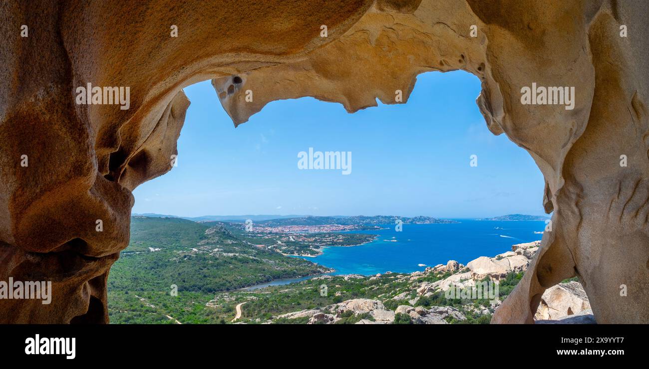 Vista sul Mar Mediterraneo e sulla costa dalla roccia dell'Orso, Capo d'Orso, Sardegna, Italia Foto Stock