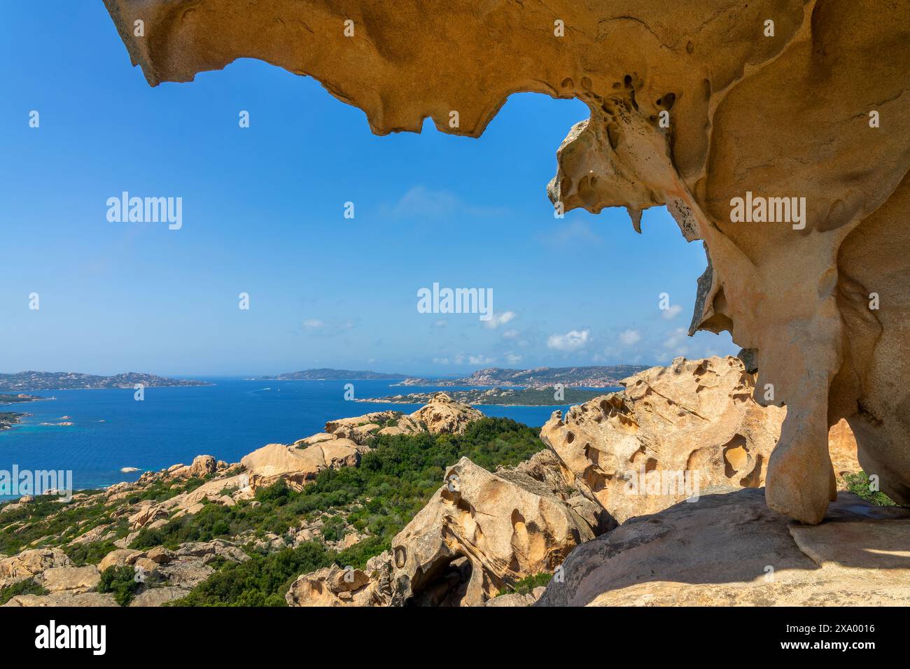 Vista sul Mar Mediterraneo e sulla costa dalla roccia dell'Orso, Capo d'Orso, Sardegna, Italia Foto Stock