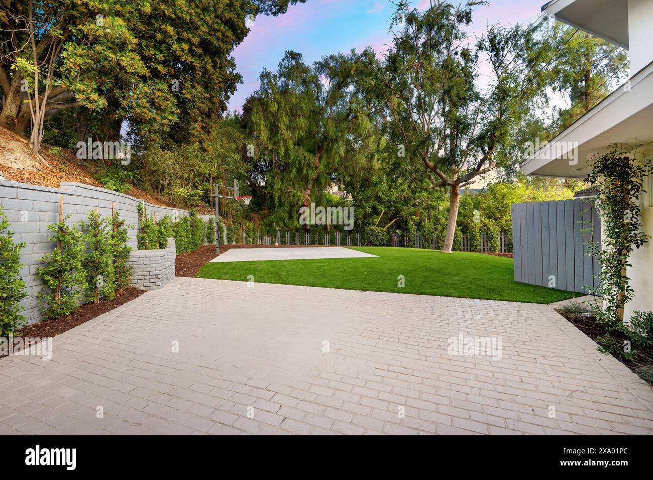 Un cortile ristrutturato di Los Angeles con alberi lussureggianti Foto Stock