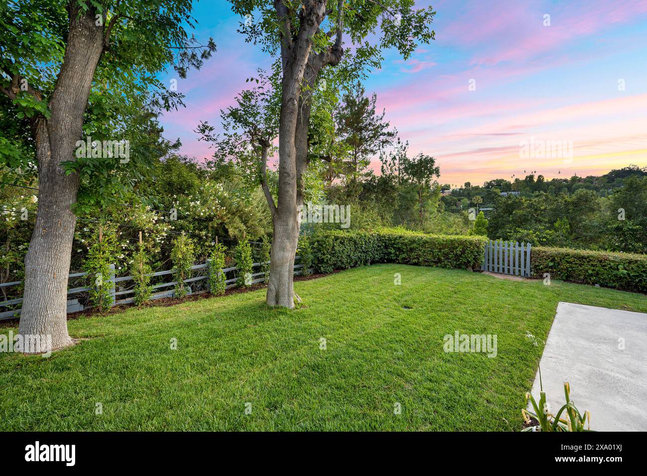Una residenza rinnovata di Los Angeles con un fiorente giardino di alberi ed erba Foto Stock