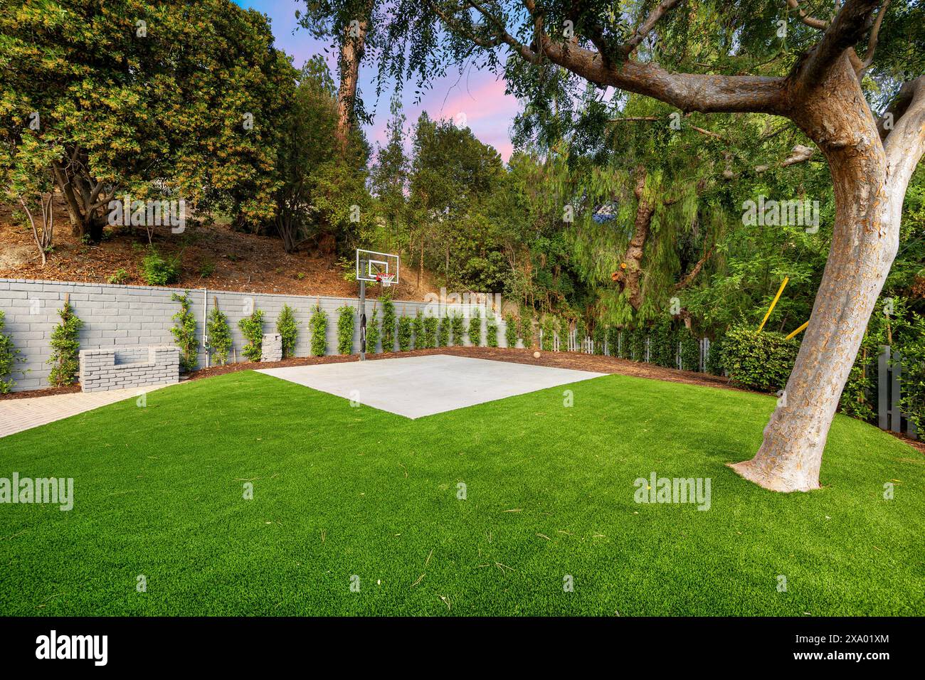 Una residenza rinnovata di Los Angeles con un fiorente giardino di alberi ed erba Foto Stock