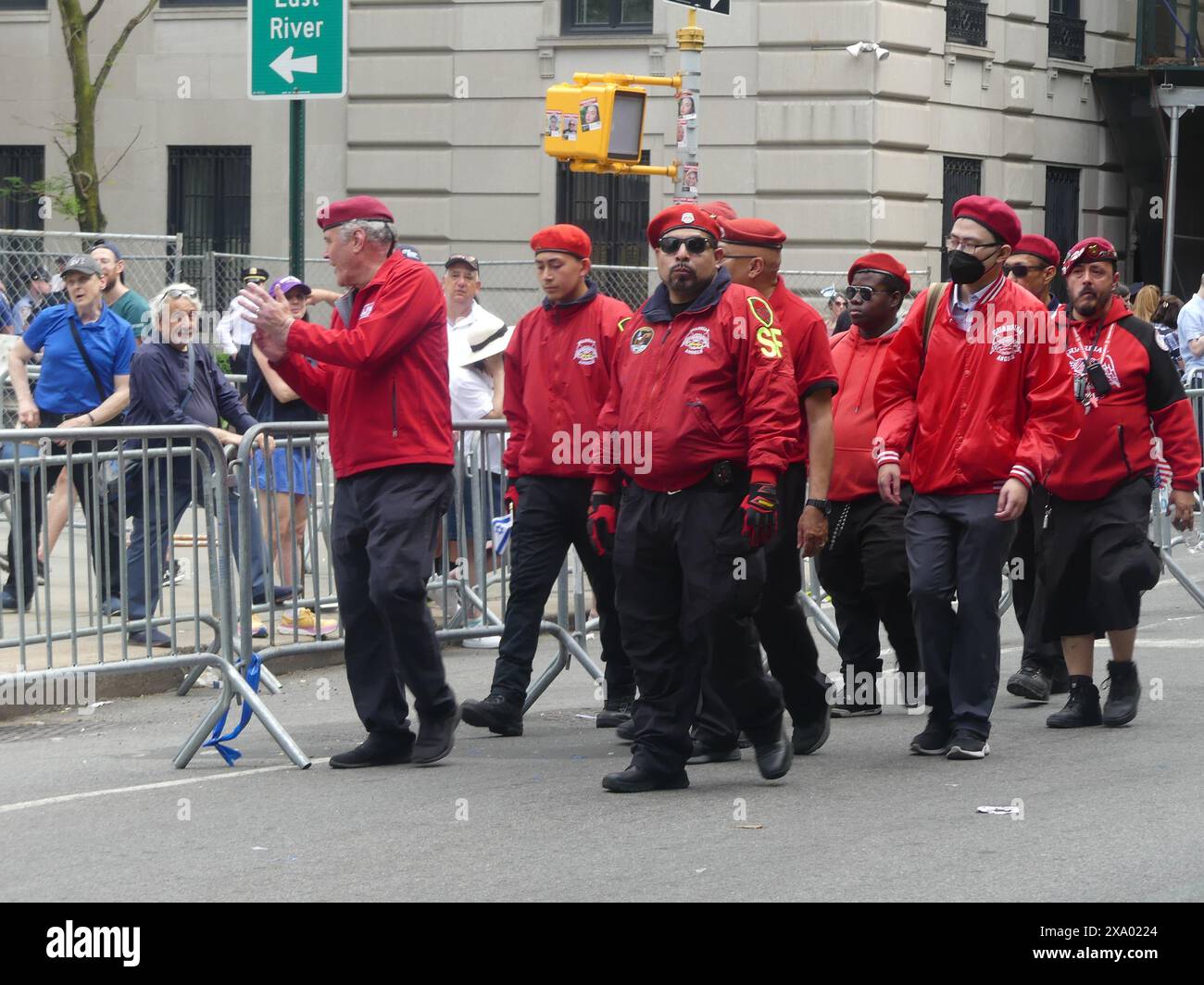 921 5th Ave, New York, NY 10021 Stati Uniti. 2 giugno 2024. In tempi geopolitici stressanti, ma non segnati da alcuna manifestazione, 60.000 partecipanti hanno marciato sulla Fifth Ave di Manhattan sul raffinato East Side di New York City, per la parata degli Israel Day del 2024. Crediti: ©Julia Mineeva/EGBN TV News/Alamy Live News Foto Stock