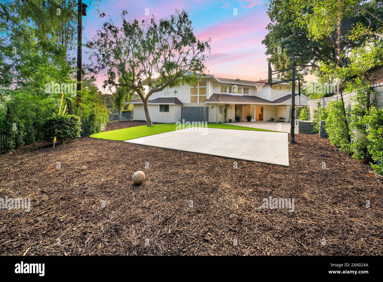 Un cortile ristrutturato di Los Angeles con alberi lussureggianti Foto Stock