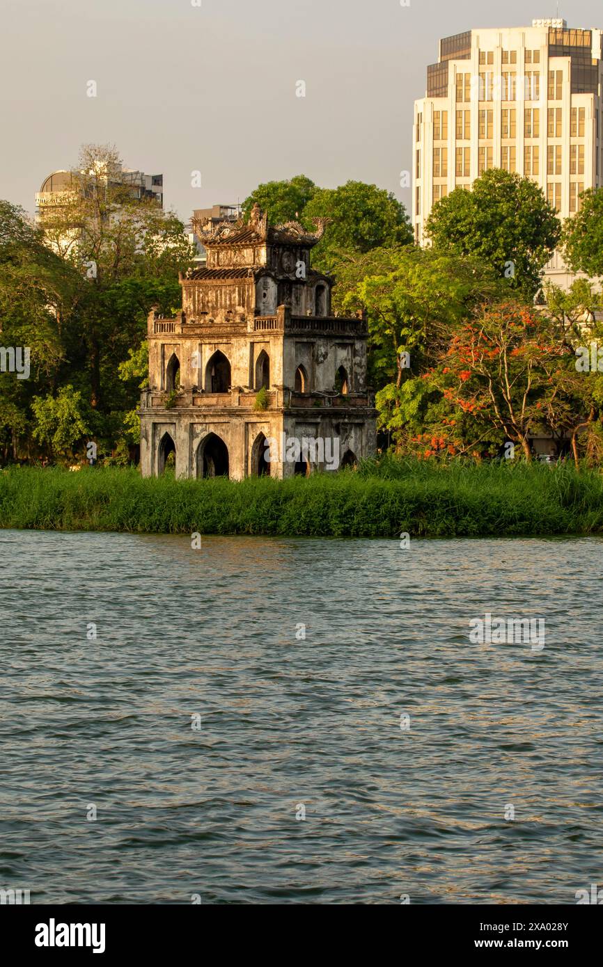 Accattivante, sorprendente, mozzafiato, avvincente, eccellente, gloriosa e intrigante Torre delle tartarughe imperdibili nel lago Hoan Kiem, città vecchia di Hanoi, Vietnam Foto Stock