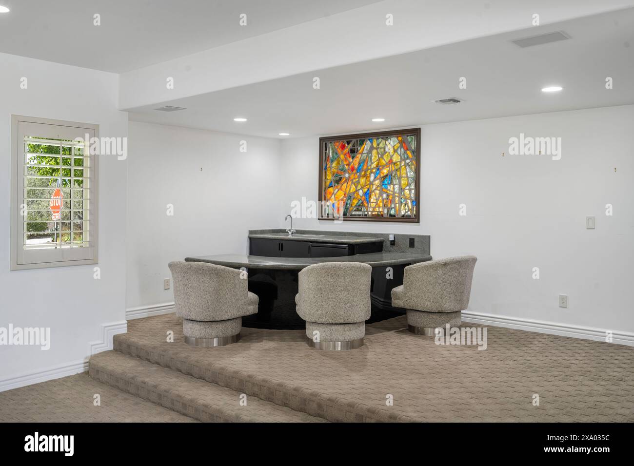 Un elegante soggiorno con set da pranzo, quattro sedie a Encino, California Foto Stock