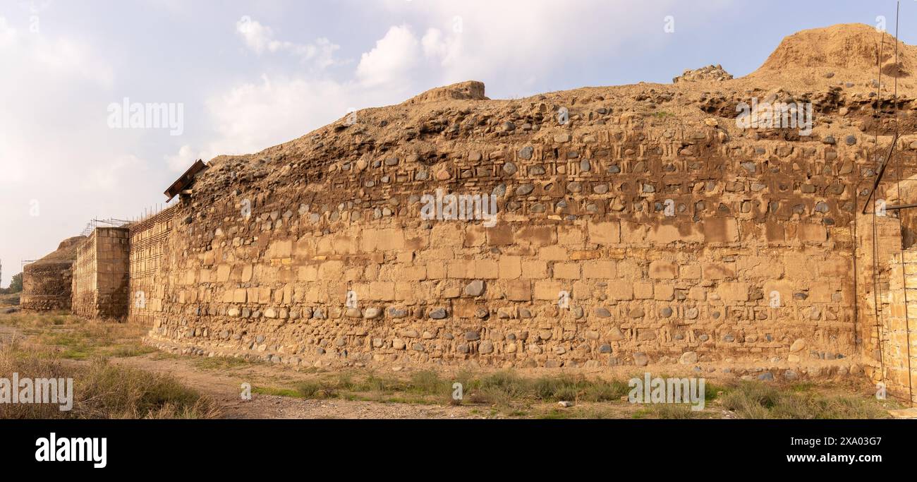 La città di Shamkir. Azerbaigian. 10.17.2021. Alte mura della fortezza della città vecchia di Shamkir. Foto Stock