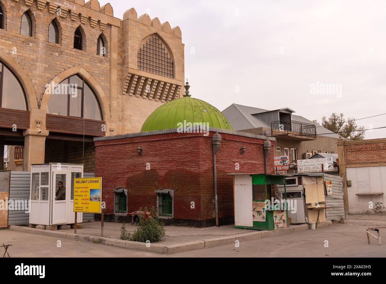 Città di Ganja. Azerbaigian. 10.17.2021. Una piccola moschea non funzionante in città tra le case. Foto Stock