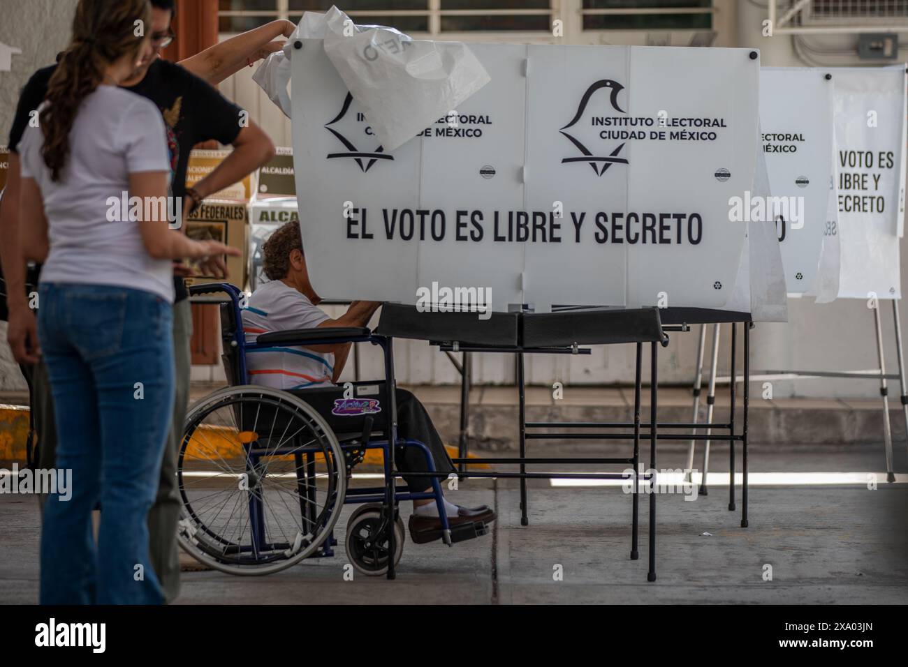 Mexiko Stadt, Messico. 2 giugno 2024. Un uomo su sedia a rotelle vota in un seggio elettorale dove lo slogan recita: "Le elezioni sono libere e segrete”. Il politico di sinistra Sheinbaum ha celebrato una chiara vittoria elettorale domenica. Crediti: Jair Cabrera Torres/dpa/Alamy Live News Foto Stock