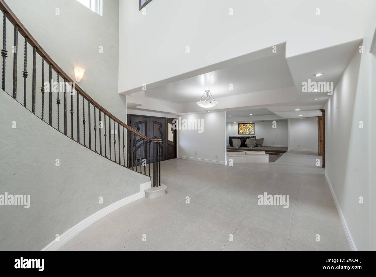 L'interno del corridoio di casa con elegante lampadario e spaziosa disposizione in California Foto Stock