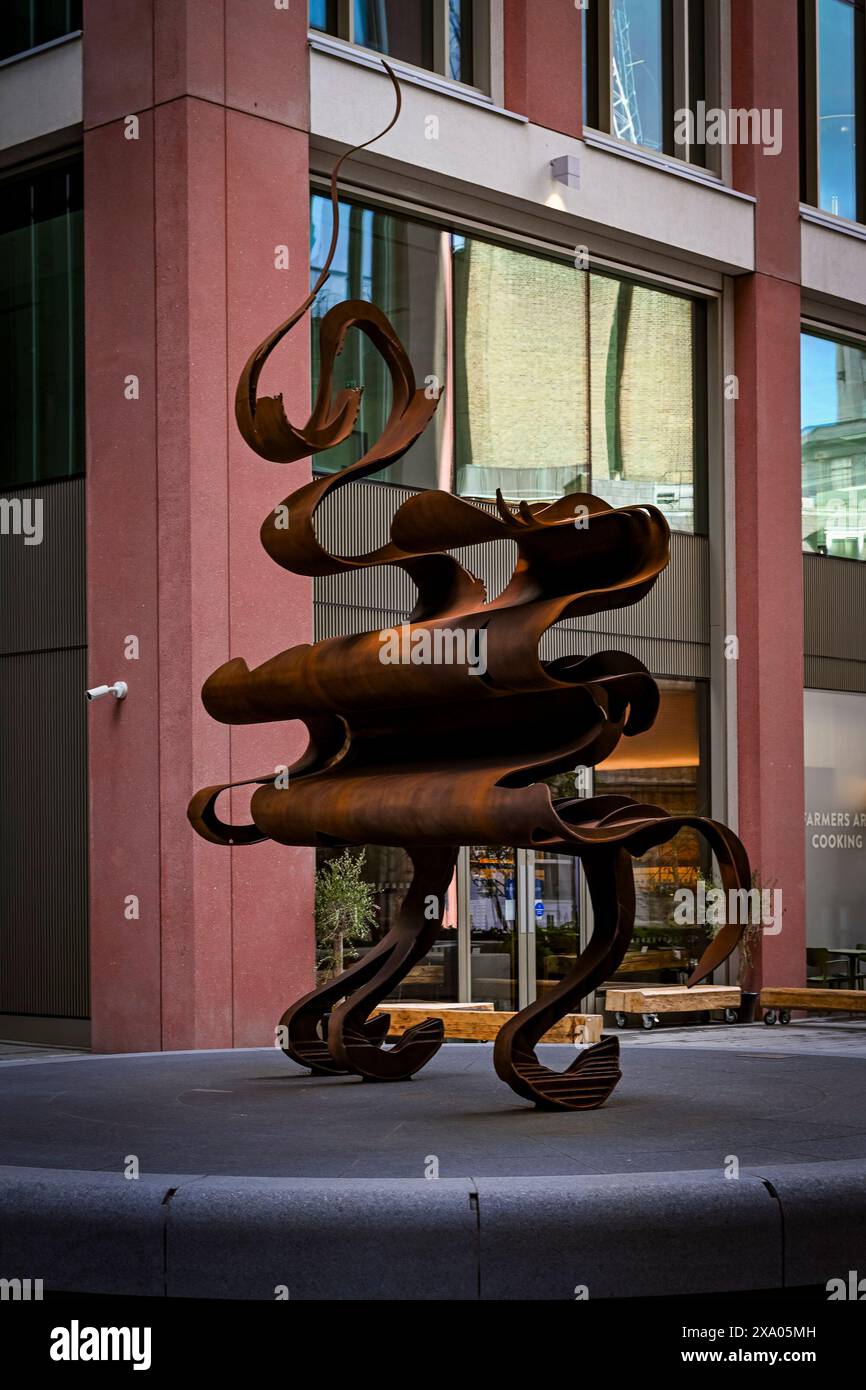 Il potere sugli altri è la debolezza travestita da forza, scultura di Nick Hornby, Orchard Place, Westminster, Londra, Inghilterra, U. K Foto Stock