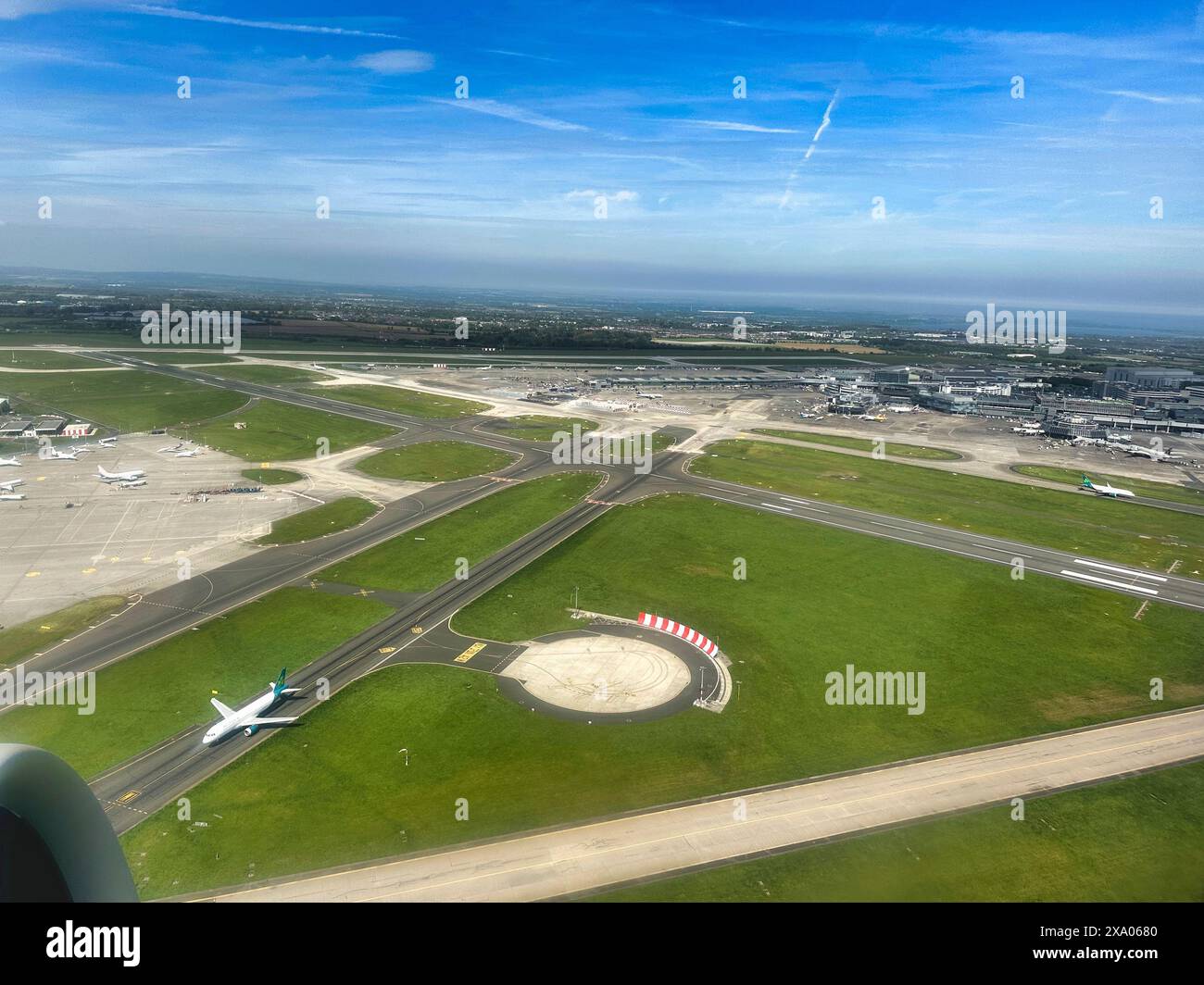 Dublino, Irlanda, 9 maggio, 2024 decollo all'Aeroporto Internazionale di Dublino - vista sulle vie dei taxi e sugli edifici del terminal aeroportuale Foto Stock