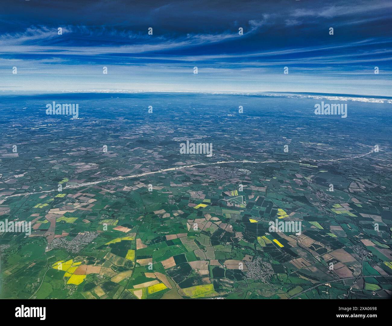 Sopra il Regno Unito - East Midlands, 9 maggio 2024 Vista sulla lussureggiante campagna che mostra la scossa dei lavori di costruzione del collegamento ferroviario HS2. Foto Stock