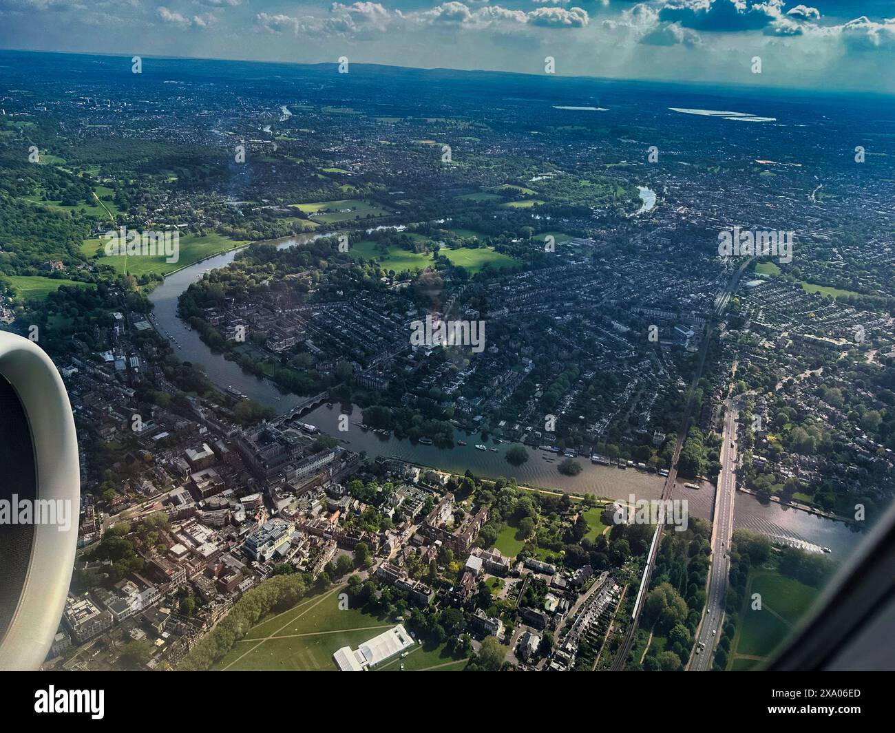 Su Londra, Regno Unito - Richmond, 9 maggio 2024 Vista aerea su Richmond Surrey, Regno Unito - la città e i suoi ponti. Foto Stock