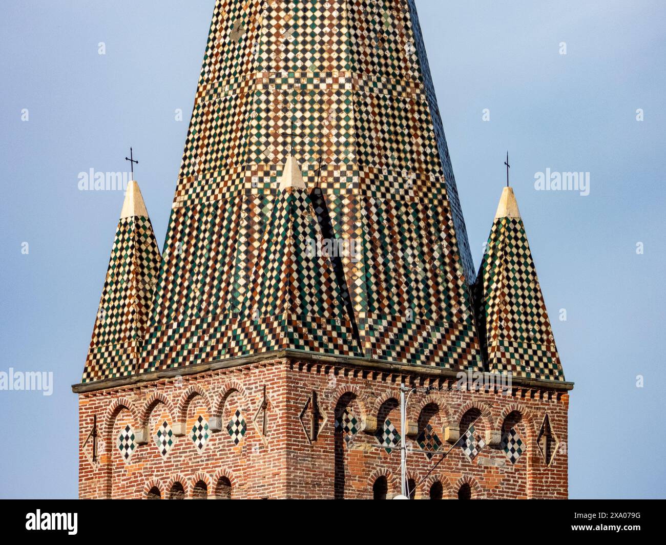 La torre della chiesa di Sant'Agostino con intricate tegole. Genova, Italia Foto Stock