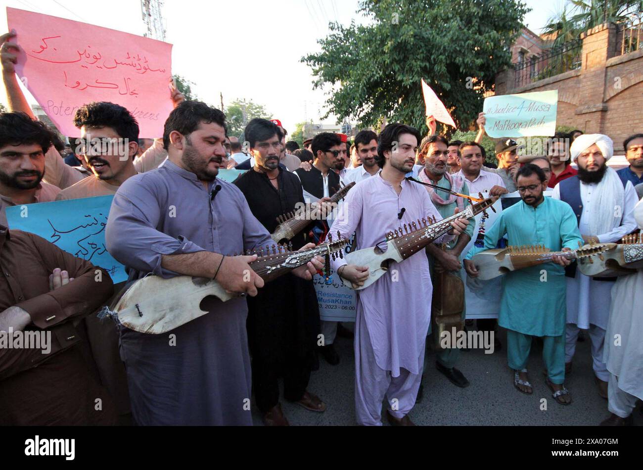 I membri della società civile stanno organizzando proteste musicali contro la violenza strutturale, al club stampa di Peshawar lunedì 3 giugno 2024. Foto Stock