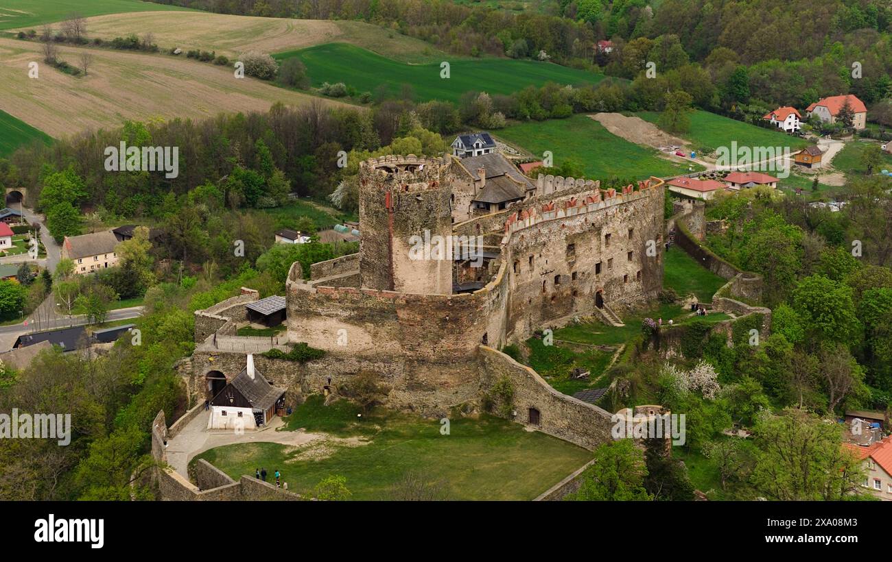 Lo scatto aereo cattura il castello medievale di Bolkow nella bassa Slesia, in Polonia. Foto Stock