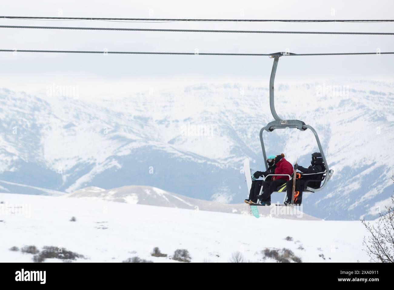 Le due persone si divertono a fare un giro su uno skilift. Foto Stock