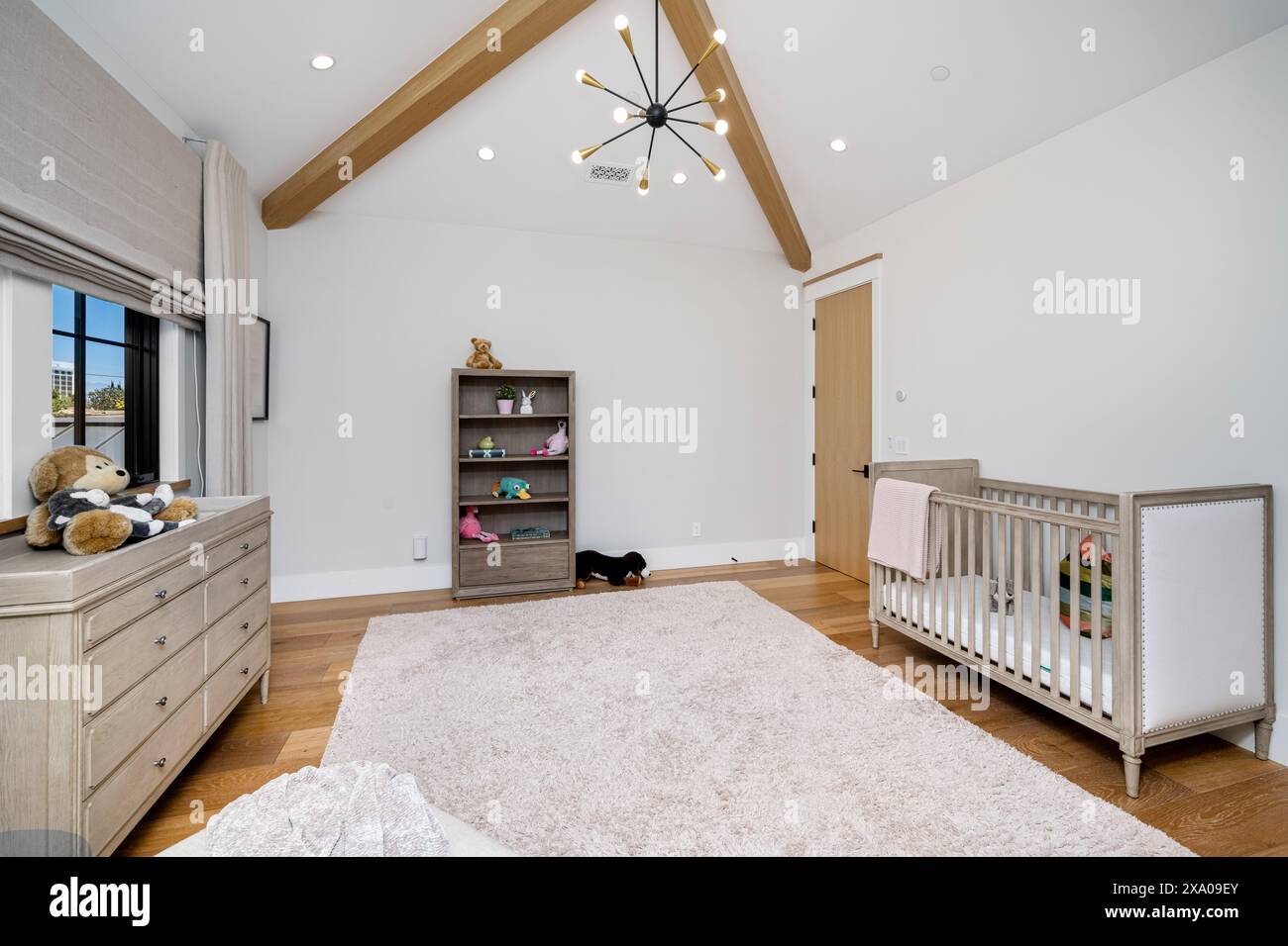 Stanza del bambino con travi in legno e pareti bianche Foto Stock