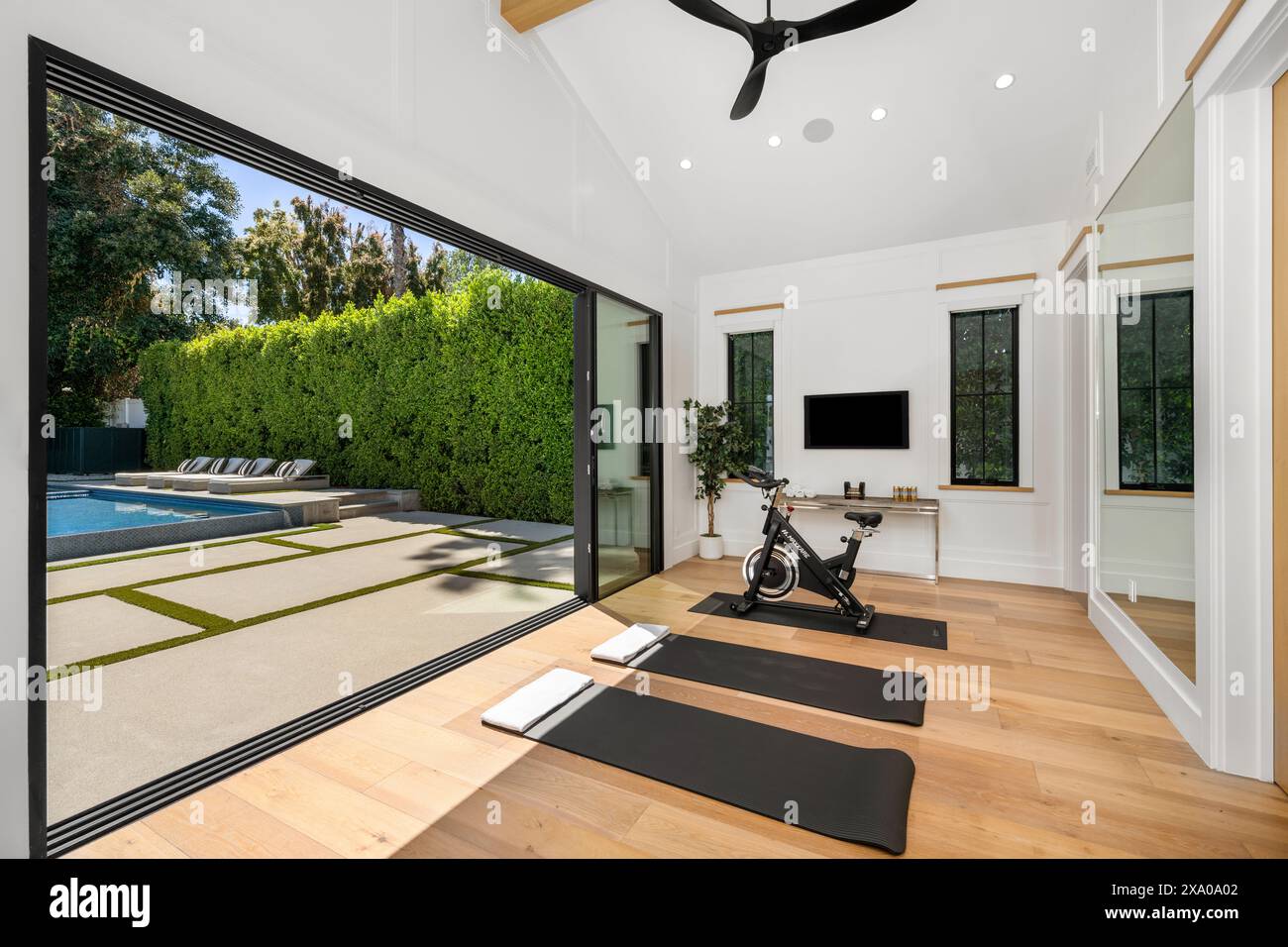 Casa spaziosa e moderna con porte in vetro, piscina coperta e design minimalista Foto Stock