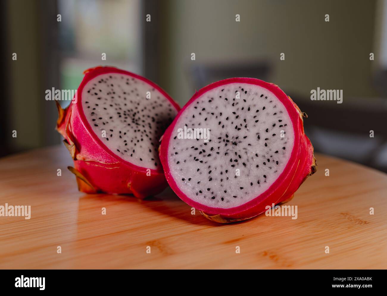 Frutta di drago a fette e anguria sul tavolo Foto Stock