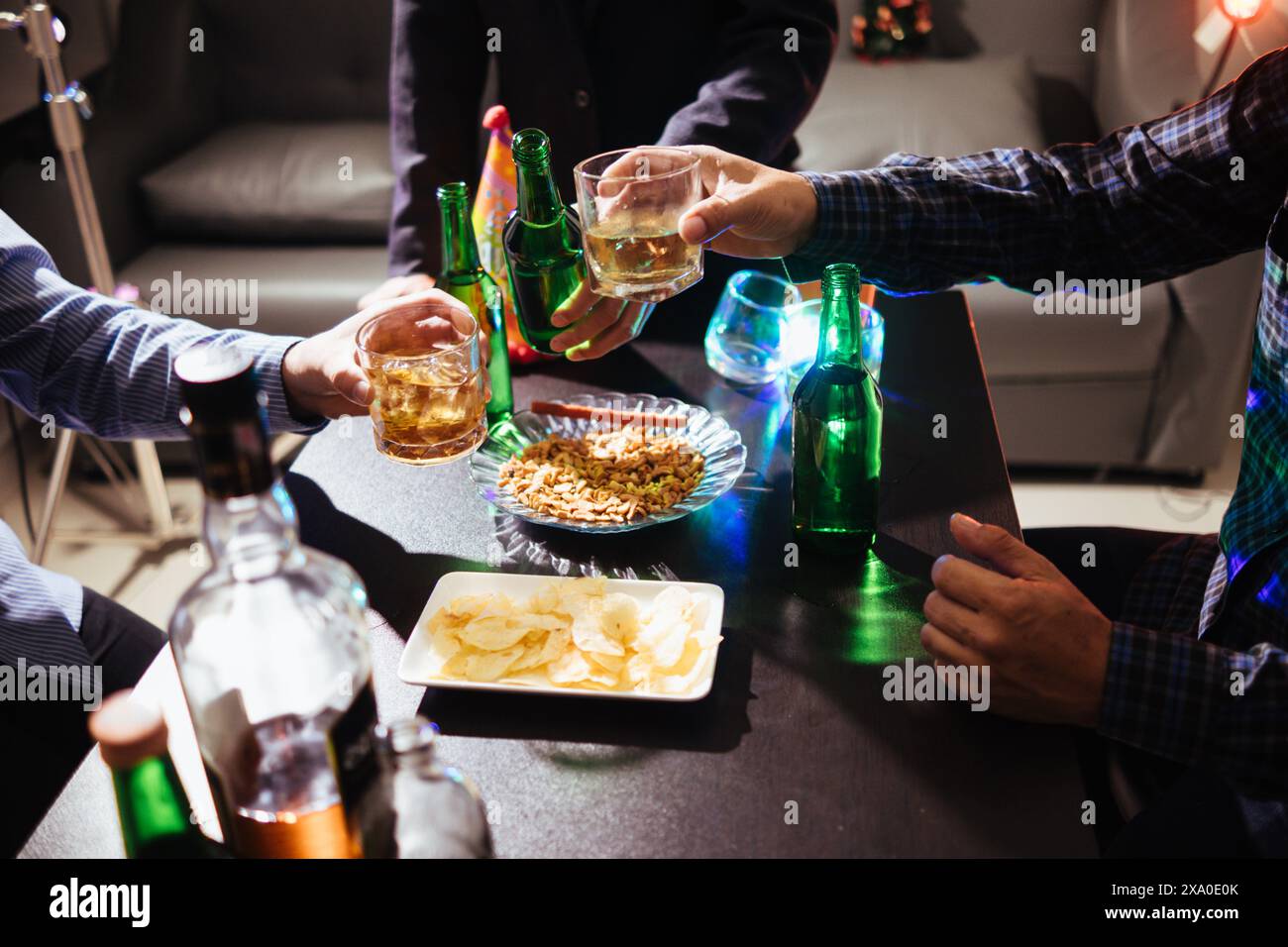 Un gruppo di uomini d'affari ha tenuto insieme gli occhiali di brandy per applaudire gli occhiali di brandy dopo aver concluso le trattative sulle imprese e aver raggiunto un sati Foto Stock