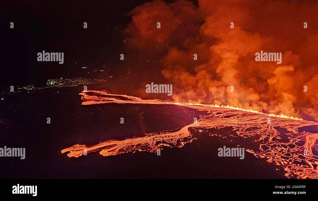 Grindavik, Islanda. 7 aprile 2024. La lava si propaga da una bocca mentre il vulcano Fagradalsfjall si spostava verso un piccolo villaggio costiero di pescatori sulla penisola di Reykjanes nel sud-ovest dell'Islanda, il 14 gennaio 2024 vicino a Grindavik, Islanda. Un secondo sfiato aprì scienziati sorprendenti causando le case a bruciarsi poco dopo l'evacuazione del villaggio di Grindavik. Crediti: Ufficio meteorologico islandese/ufficio meteorologico islandese/Alamy Live News Foto Stock