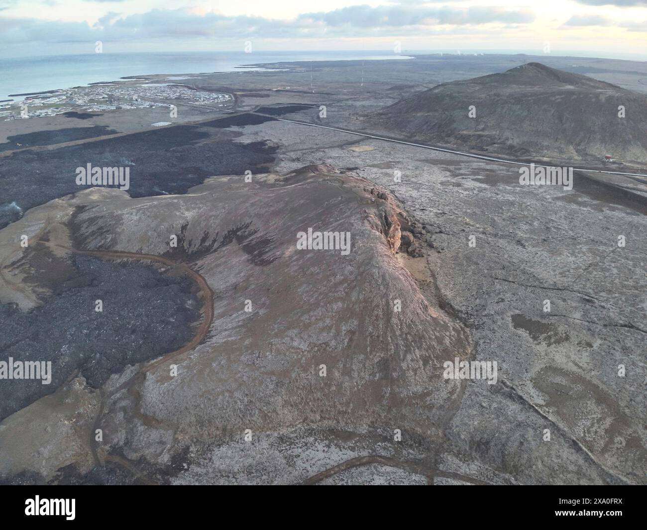 Grindavik, Islanda. 8 maggio 2024. Vista aerea che mostra i flussi di magma induriti che si fermarono appena fuori dal villaggio costiero di pescatori di Grindavika sulla penisola di Reykjanes nel sud-ovest dell'Islanda, 8 maggio 2024 vicino a Grindavika, Islanda. Crediti: Björn Oddsson/Ufficio meteorologico islandese/Alamy Live News Foto Stock