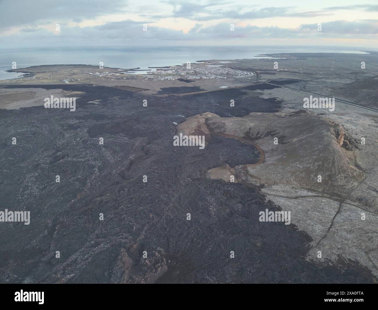 Grindavik, Islanda. 8 maggio 2024. Vista aerea che mostra i flussi di magma induriti che si fermarono appena fuori dal villaggio costiero di pescatori di Grindavika sulla penisola di Reykjanes nel sud-ovest dell'Islanda, 8 maggio 2024 vicino a Grindavika, Islanda. Crediti: Björn Oddsson/Ufficio meteorologico islandese/Alamy Live News Foto Stock